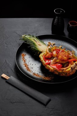 yarıya ızgara ananas lezzetli Japon yemek servis 