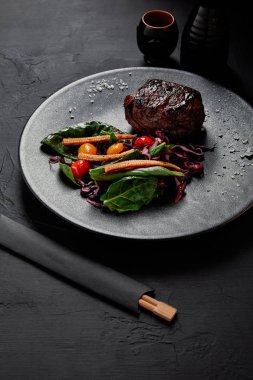 Teriyaki soslu ızgara cherry domates, kırmızı lahana ve yaprak ıspanak, bebek Mısır ve Kamkat ile et gurme yakından görmek kavrulmuş 