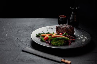 Teriyaki soslu ızgara cherry domates, kırmızı lahana ve yaprak ıspanak, bebek Mısır ve Kamkat ile lezzetli sığır eti biftek