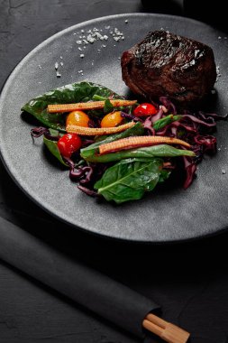 Teriyaki soslu ızgara cherry domates, kırmızı lahana ve yaprak ıspanak, bebek Mısır ve Kamkat ile lezzetli sığır eti yakından görmek 