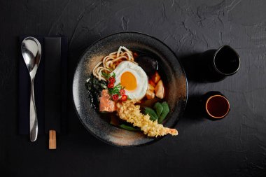 yemek çubukları ve kaşık kase lezzetli geleneksel Japon çorba üstten görünüm 
