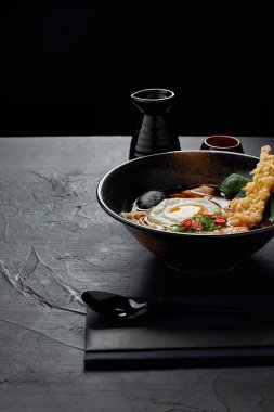 yemek çubukları ve kaşık kase lezzetli geleneksel Japon çorba 