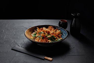 gurme Japon çanak yüksek açılı görünüş plaka ve yemek çubukları  