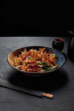 gurme geleneksel Japon yemek ve yemek çubukları ile plaka