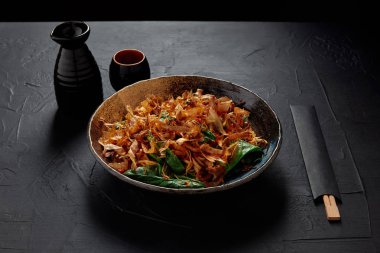 katsuobushi, kurutulmuş palamut talaşı, yemek çubukları ve sake ile lezzetli Japon yemek