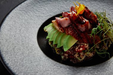 deniz ürünleri, avokado ve otlar ile Japon Ceviche siyah plaka üzerinde görmek yakın çekim 