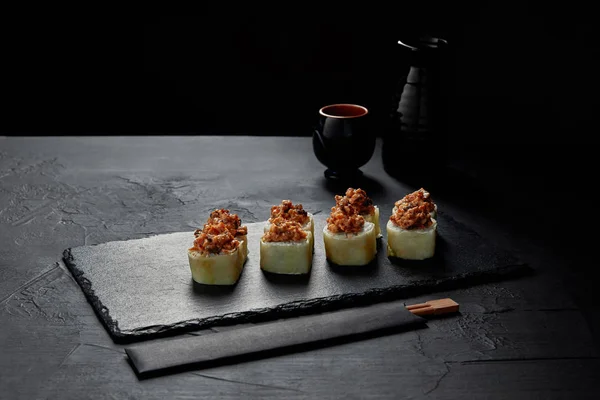 Gourmet Sushi Roll Kremowym Majonezem Węgorz Kimchi Pokładzie Łupek Pałeczki — Zdjęcie stockowe