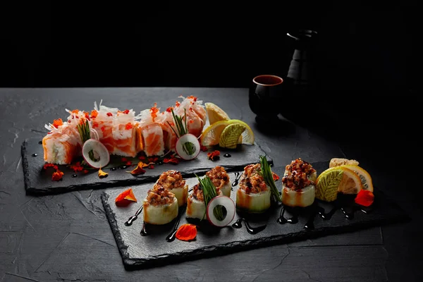 Vista Close Deliciosos Rolos Sushi Tradicionais Frescos Placas Ardósia — Fotografia de Stock