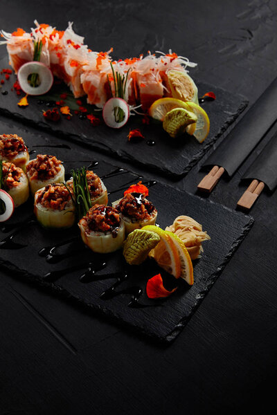 вкусный рулон в mamenori с креветками, лосося и авокадо в соусе нигири и рулон со сливочным угря и кимчи майонез
 