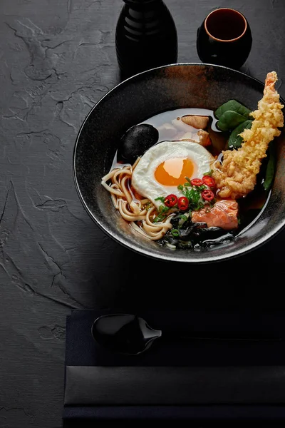 Vista Close Deliciosa Sopa Tradicional Japonesa Tigela Com Pauzinhos Colher — Fotografia de Stock