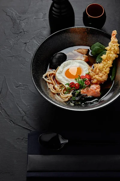 Vista Cerca Deliciosa Sopa Tradicional Japonesa Tazón Con Palillos Cuchara — Foto de Stock