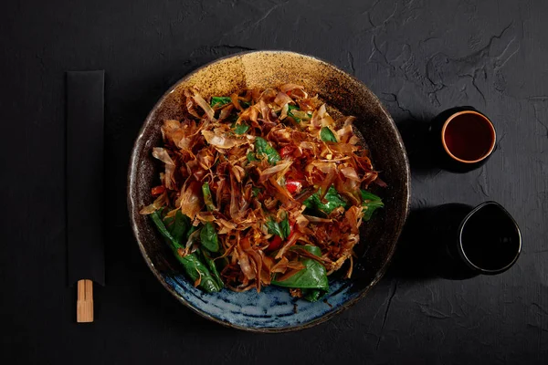 Bovenaanzicht Van Plaat Met Heerlijke Japanse Schotel Met Katsuobushi Schaafsel — Stockfoto