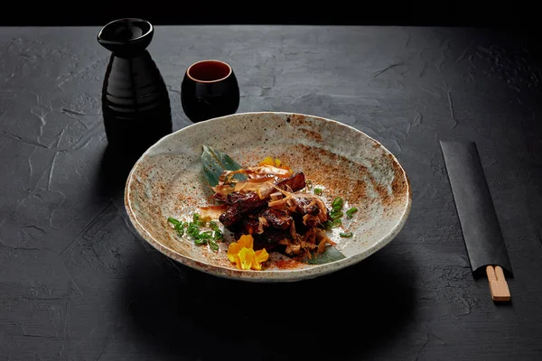 Köstliches Traditionelles Japanisches Essen Auf Teller Und Stäbchen — Stockfoto