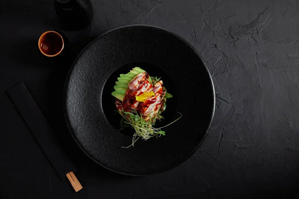 Bovenaanzicht Van Heerlijke Traditionele Japanse Schotel Met Zeevruchten Avocado Kruiden — Stockfoto