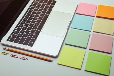 Laptop, Kağıt etiketleri, kalem ve kağıt kırpmak üstünde beyaz masa üstü 