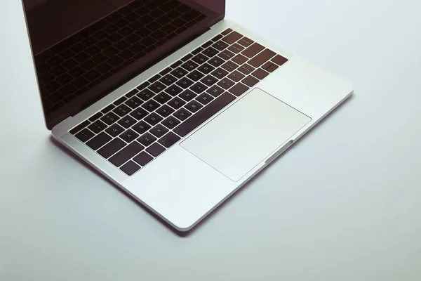 Laptop Mit Leerem Bildschirm Auf Weißer Tischplatte — Stockfoto