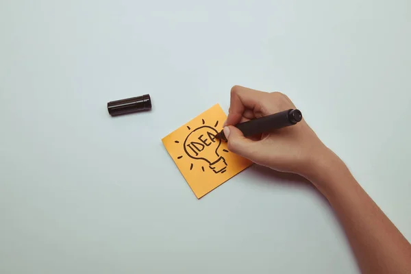 Bijgesneden Afbeelding Van Vrouw Tekening Woord Idee Gloeilamp Papier Sticker — Stockfoto