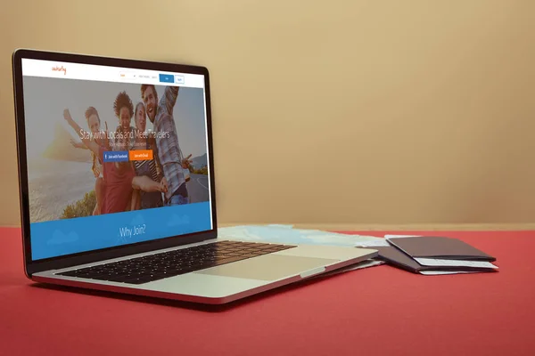 Laptop Couchsurfing Załadować Stronę Stole Domu — Zdjęcie stockowe
