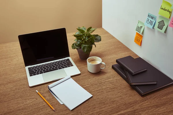 Vista Ángulo Alto Computadora Portátil Cuadernos Lápiz Mesa Madera Pegatinas — Foto de Stock