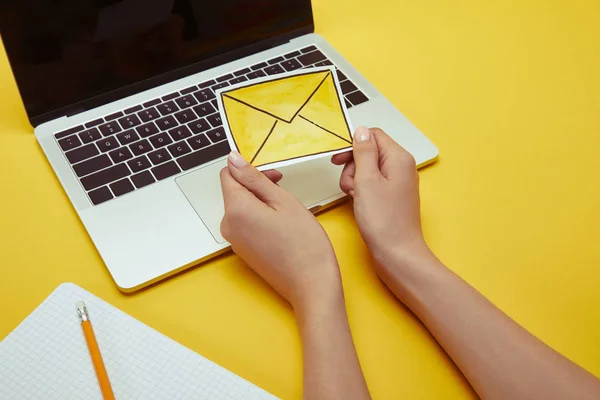 Bijgesneden Afbeelding Van Vrouw Met Envelop Teken Buurt Van Laptop — Stockfoto