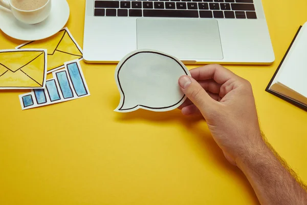 Cropped Image Man Holding Speech Bubble Laptop — Stock Photo, Image