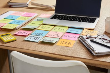 iş stratejisi ve masa üstünde laptop ile renkli kağıt sopa