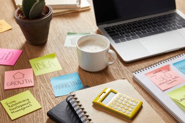 iş stratejisi, fincan kahve ve masa üstünde laptop ile kağıt sopa