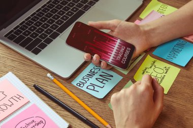 Kurslar app evde ticari smartphone tutan kadın kırpılmış görüntü