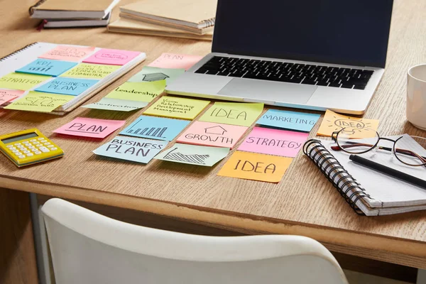 Adesivos Papel Coloridos Com Estratégia Negócios Laptop Mesa — Fotografia de Stock