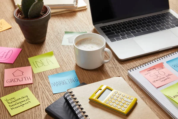 Adesivos Papel Com Estratégia Negócios Xícara Café Laptop Mesa — Fotografia de Stock