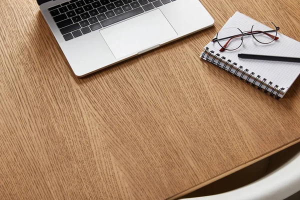 High Angle View Laptop Notebook Glasses Pen Wooden Tabletop — Free Stock Photo