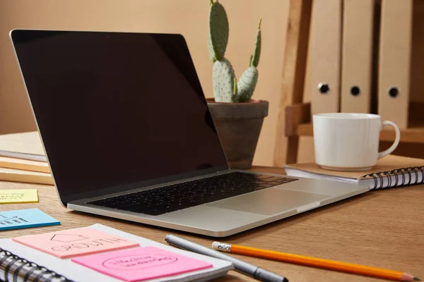 Laptop Met Leeg Scherm Papieren Stickers Tafelblad — Stockfoto