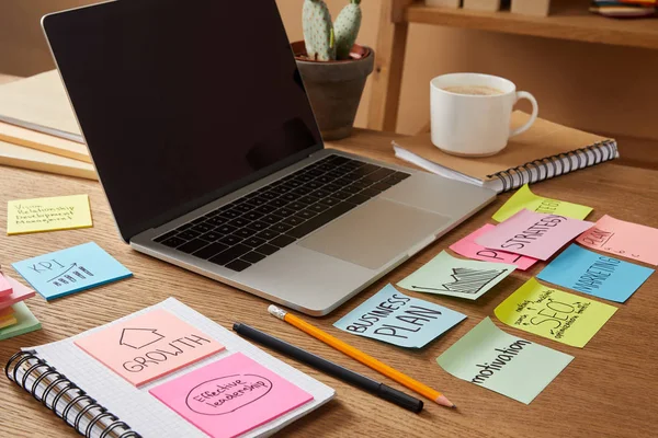 Laptop Met Leeg Scherm Papieren Stickers Met Businessplan Tafelblad — Stockfoto