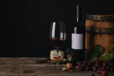 Cam, şişe ve peynir ve ahşap masa üzerinde üzüm şarap varil 
