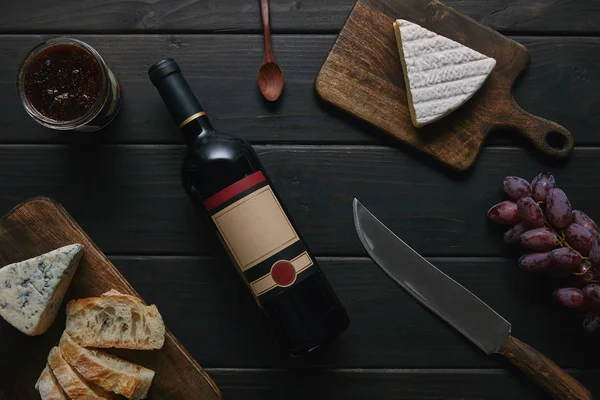 Şarap Şişesi Boş Etiket Bıçak Lezzetli Aperatifler Ile Üstten Görünüm — Stok fotoğraf