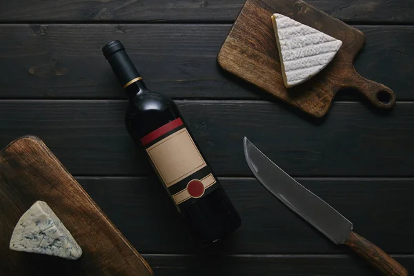 Верхний Вид Бутылки Вина Пустой Этикеткой Нож Вкусный Сыр Деревянный — Бесплатное стоковое фото