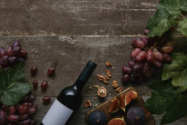 Şarap Şişesi Boş Etiket Taze Üzüm Incir Fındık Ile Üstten — Stok fotoğraf