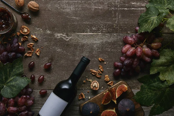 Draufsicht Auf Weinflasche Mit Leerem Etikett Früchten Und Köstlicher Marmelade — Stockfoto