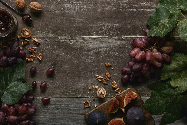 Aufgeschnittene Feigen Auf Schneidebrett Frische Reife Trauben Marmelade Und Walnüsse — Stockfoto