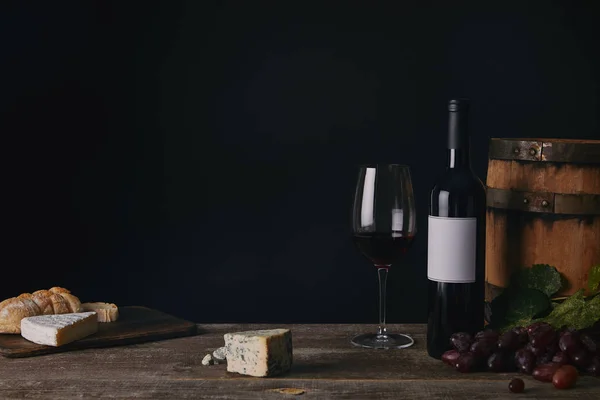 Nahaufnahme Von Glas Flasche Und Weinfass Auf Holztisch — Stockfoto