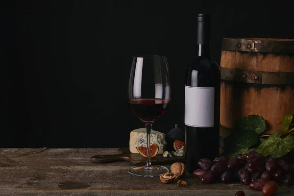 Vidro Garrafa Barril Vinho Com Queijo Uvas Mesa Madeira — Fotografia de Stock