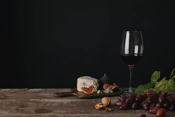 Copa Vino Tinto Queso Frutas Frescas Sobre Mesa Madera — Foto de Stock