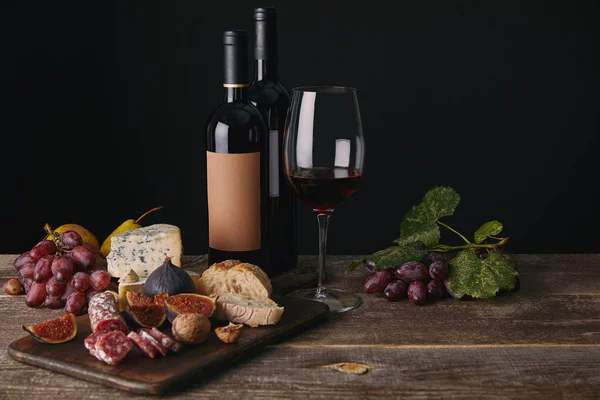 Láhve Sklenice Červeného Vína Ovoce Lahodný Sýr Dřevěný Stůl — Stock fotografie