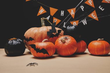turuncu ve siyah pumpkins, kağıt yarasalar ve kağıt garland kelimelerle Cadılar Bayramın kutlu olsun
