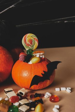 Pumpkins, kağıt yarasa ve şeker masada, Cadılar Bayramı kavramı