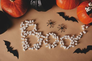 halloween pumpkins kağıt yarasalar ve word bej masada Kavrulmuş Lokum gibiydi yaptı Boo ile yüksek açılı görünüş