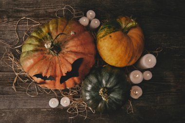 tablo, Cadılar Bayramı kavramı üzerinde pumpkins, mumlar ve kağıt yarasalar üstten görünüm
