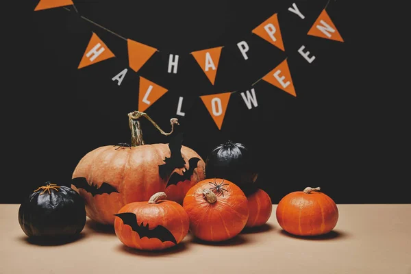 Kürbisse Papierfledermäuse Und Papiergirlanden Mit Fröhlichen Worten Halloween — Stockfoto