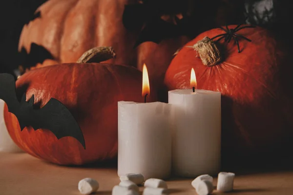 Velas Con Llama Calabazas Murciélagos Papel Mesa Concepto Halloween — Foto de stock gratuita