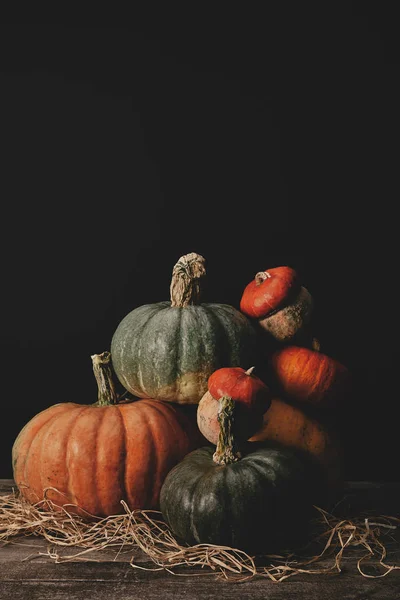Stapel Van Rijpe Pumpkins Tafel Halloween Concept — Stockfoto
